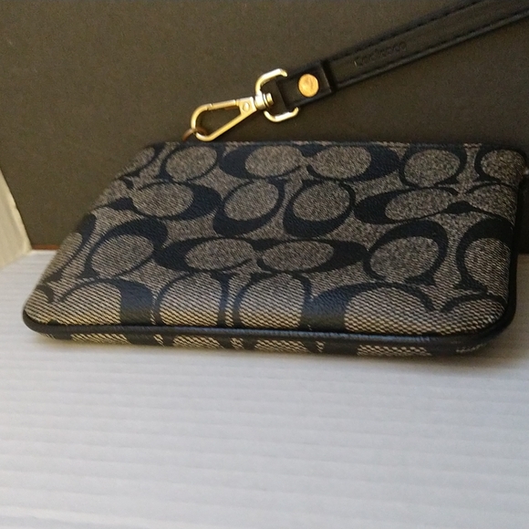 VGUC. Coach signature logo wristlet. - Picture 8 of 8